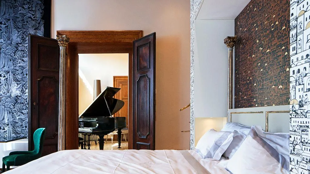 JUNIOR SUITE DELUXE CANAL VIEW Room, Hotel Heureka, Venice