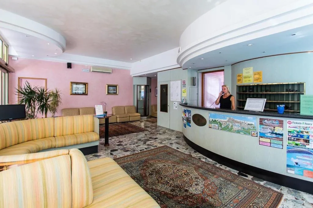 Lobby, Touring, Venice