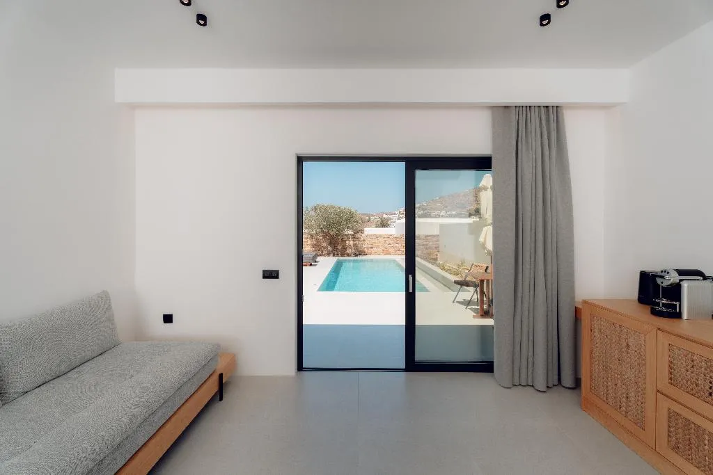 SUITE WITH PRIVATE POOL Room, Bliss, Santorini