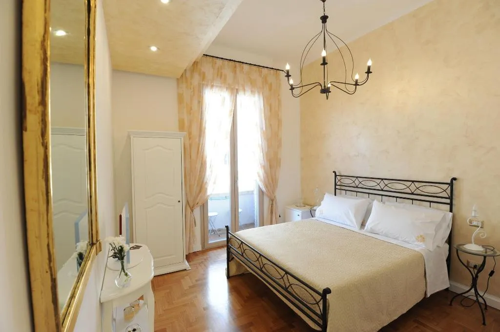 Room, Residenza Borbonica, Naples