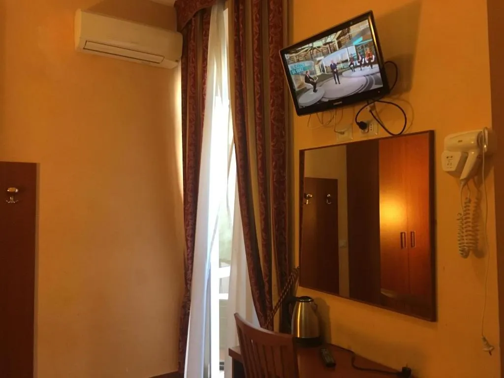 Room, Best Location In Rome, Naples