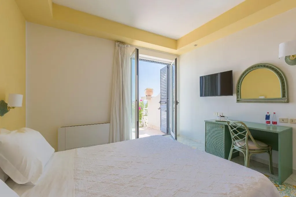 TRIPLE SEA VIEW Room, Hotel Club Due Torri, Naples
