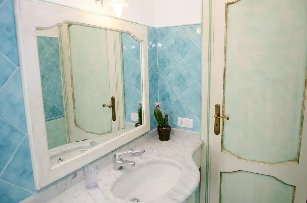 Room, Il Pertuso, Naples