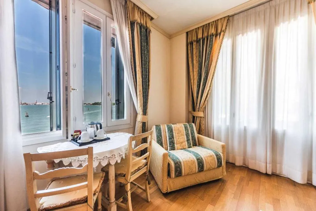 SUITE WITH BALCONY Room, Hotel Villa Laguna, Venice