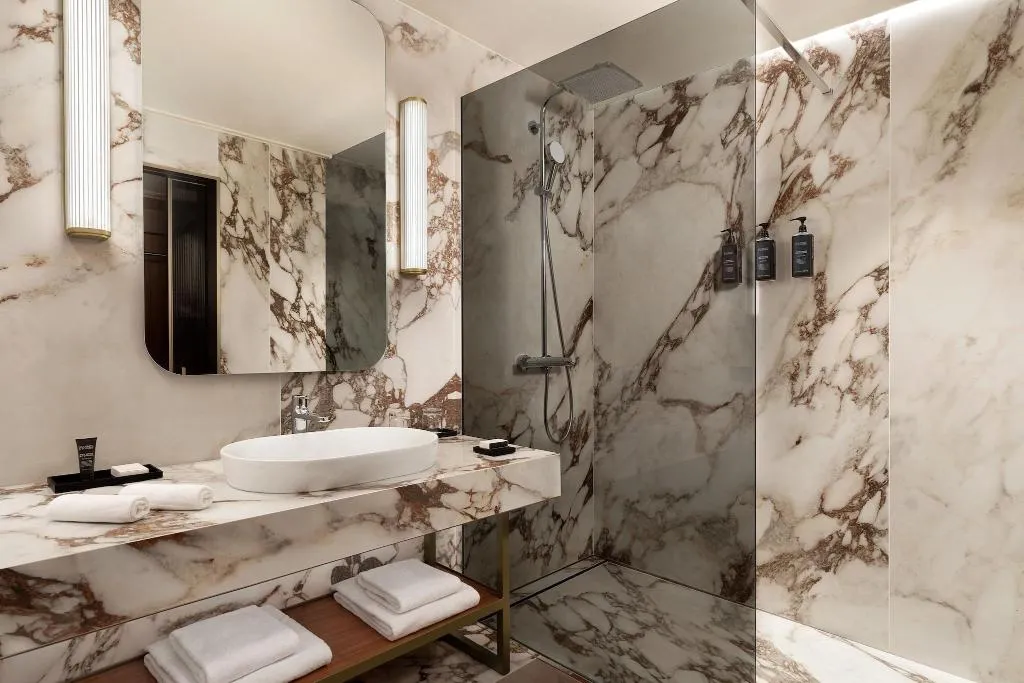 TWIN DELUXE Room, Sheraton Lake Como, Milan