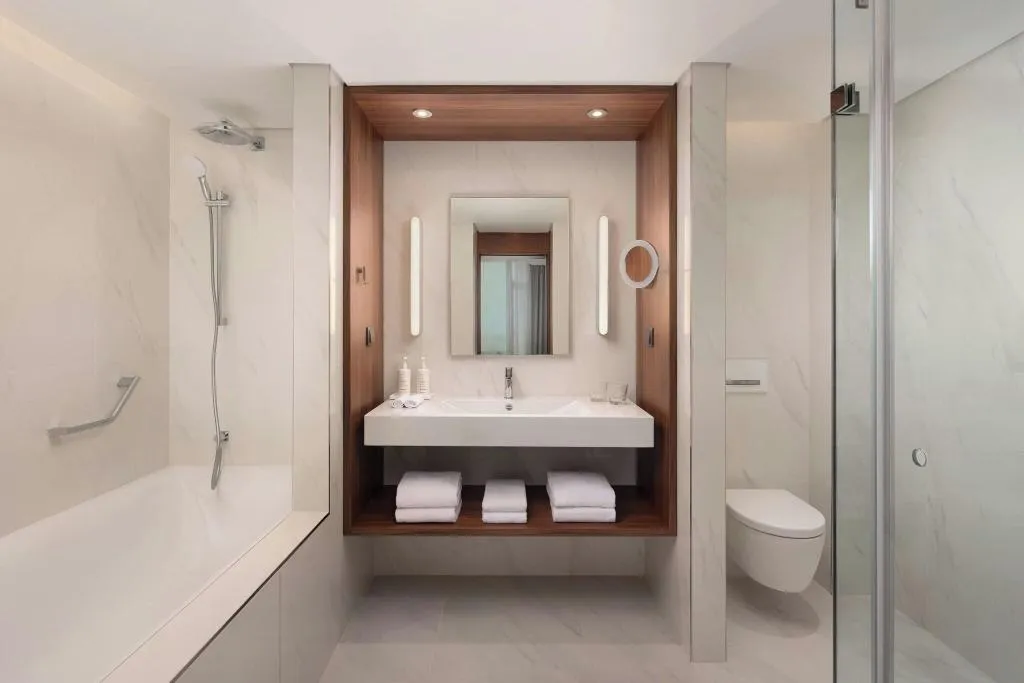 JUNIOR SUITE KING SIZE BED Room, Marriott Hotel Lisbon, Lisbon