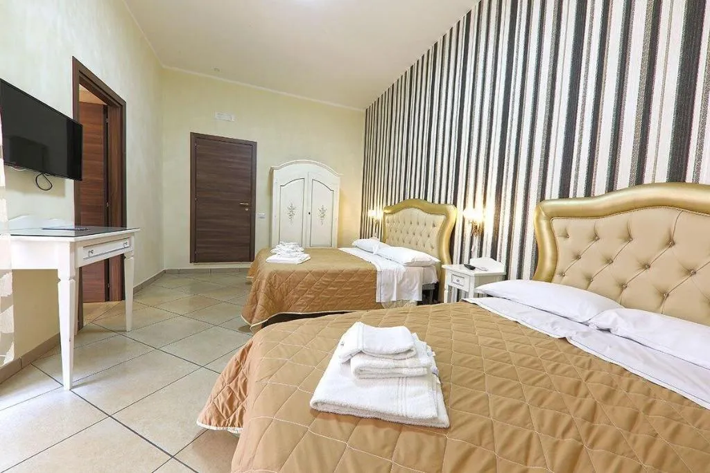 Room, New Sayonara, Naples