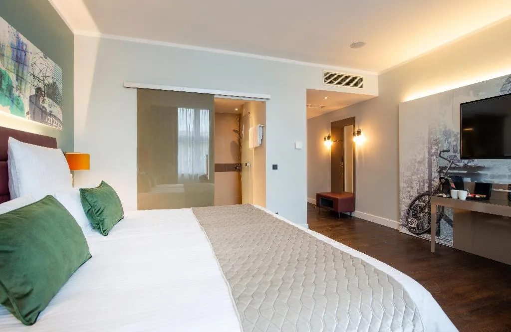 TRIPLE DELUXE Room, Leonardo Royal Hotel Berlin Alexanderplatz, Berlin