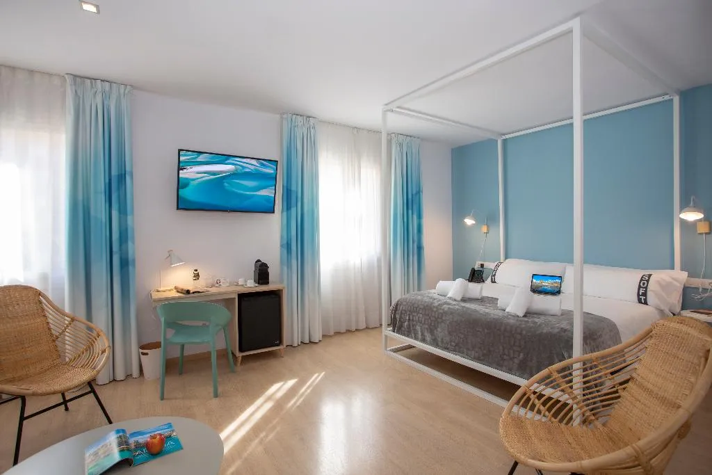 TRIPLE DELUXE Room, Casual Colours Barcelona, Barcelona