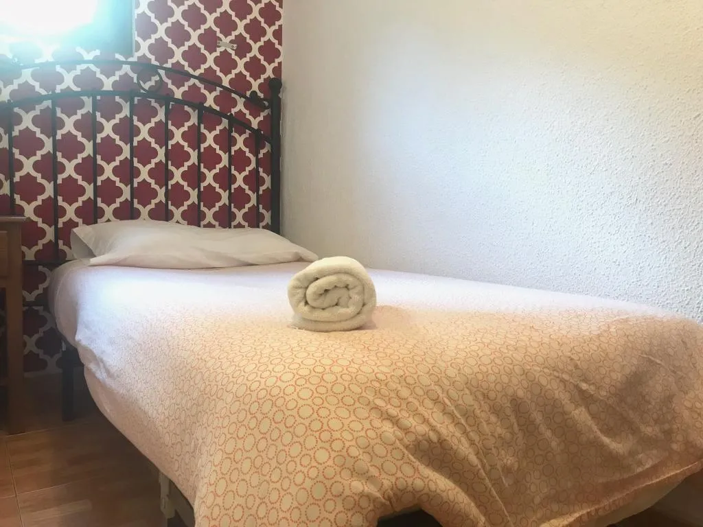 SINGLE WITH SHARED BATHROOM Room, Hostal MYD Los Perales, Madrid