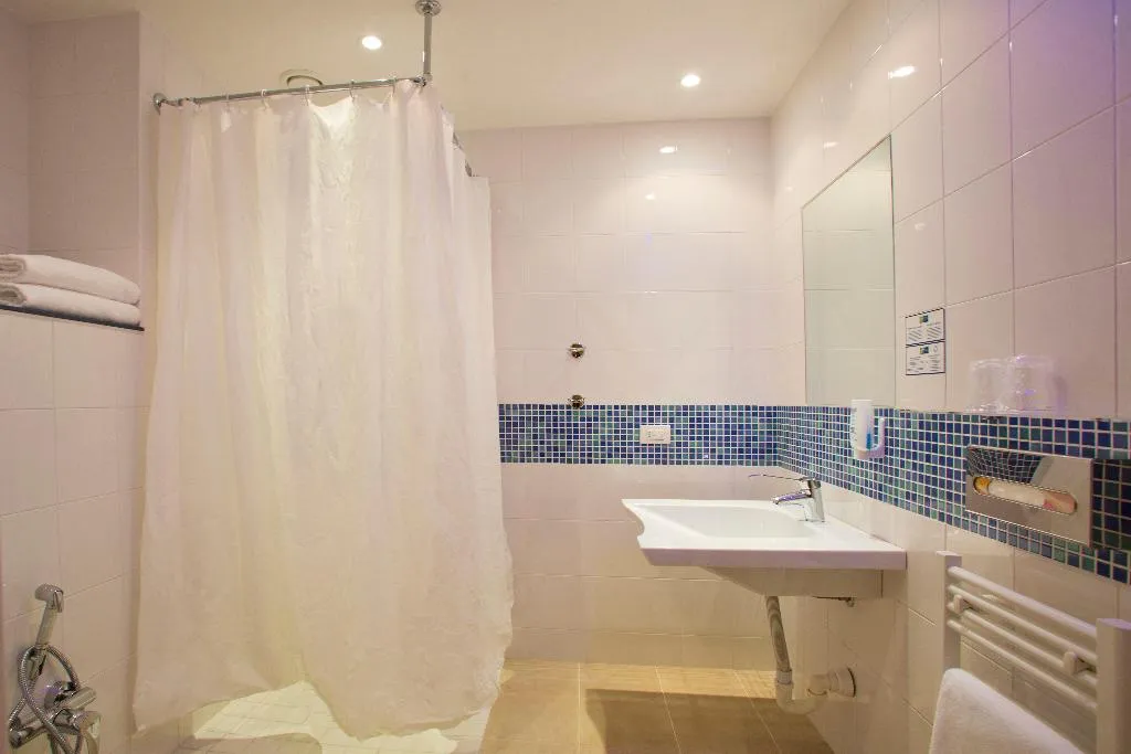 DOUBLE Accessible-Queen Size Bed Room, Holiday Inn Express Milan-Malpensa Airport, Milan