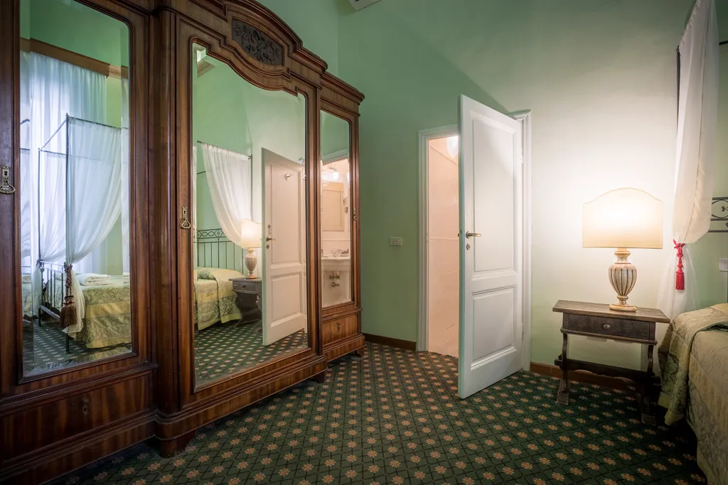 QUADRUPLE CLASSIC Room, Torre Guelfa Palazzo Acciaiuoli, Florence