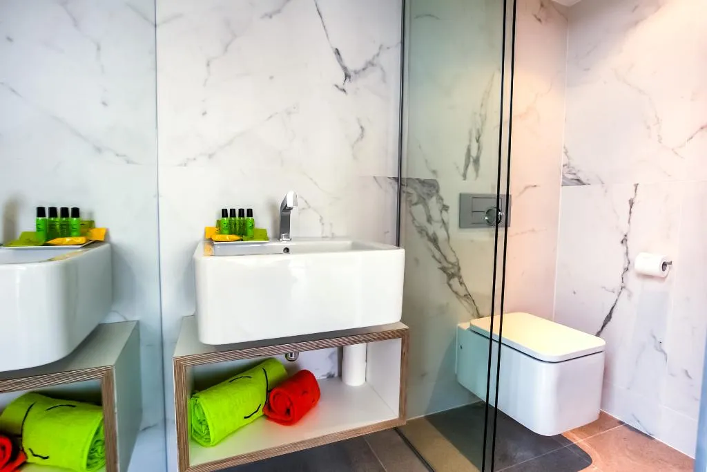APARTMENT CAPACITY 4 THREE BEDROOM Room, Cosmo Apartments Sants, Barcelona