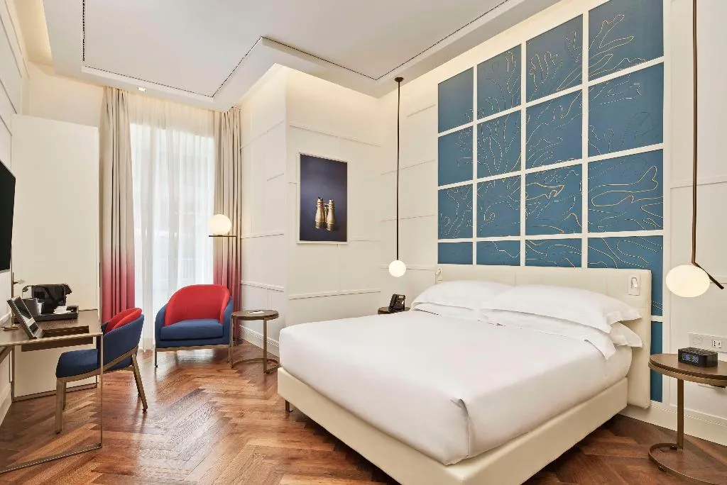 DOUBLE SUPERIOR KING BED Room, de Bonart Naples-Curio Collection by Hilton, Naples