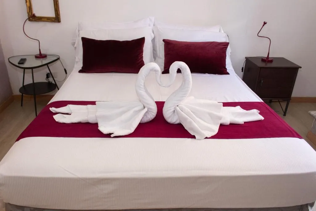 Room, Arthouse, Naples
