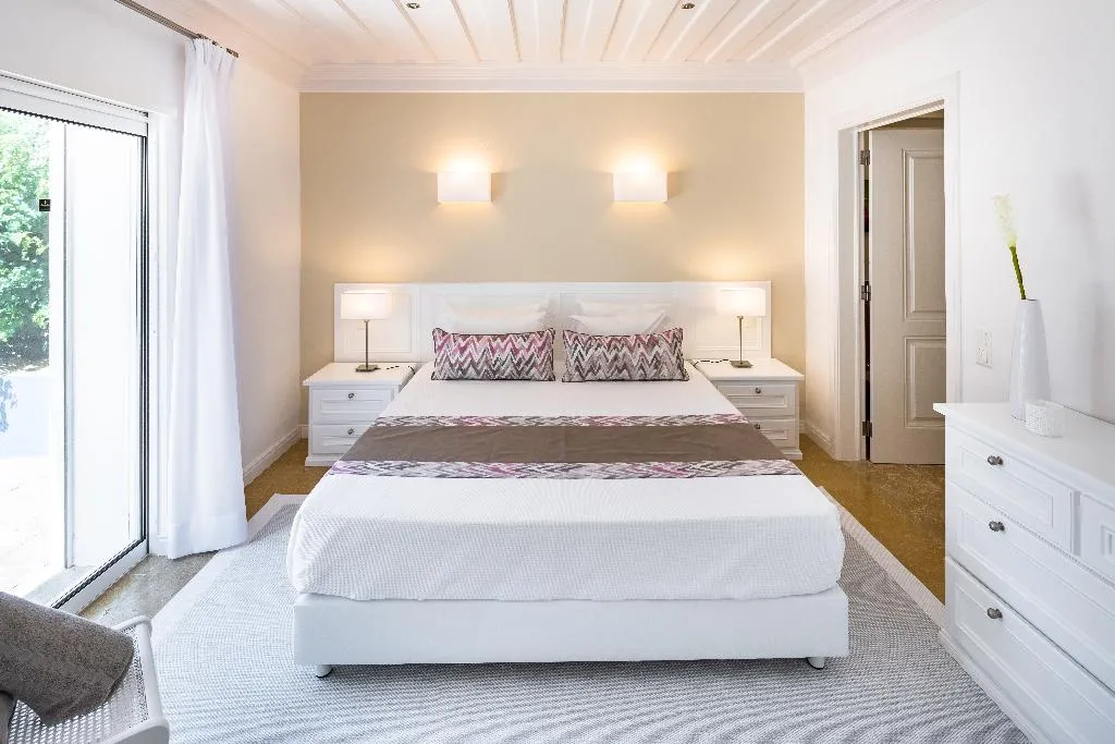 VILLA SIX BEDROOMS TWO BATHROOMS Room, Shantivillas, Algarve