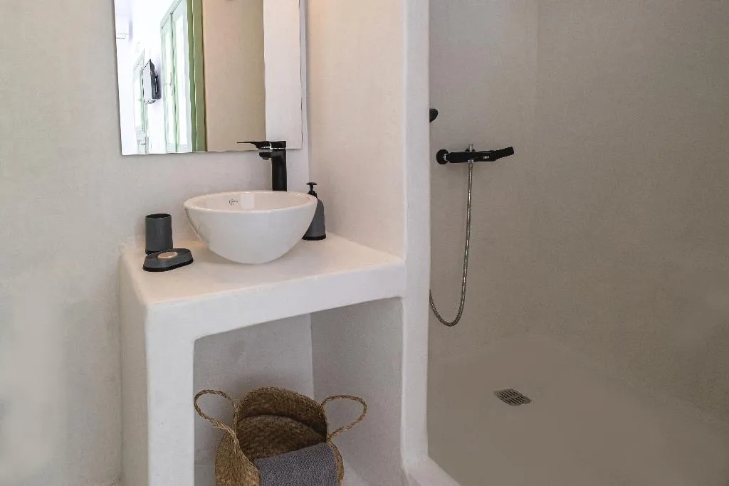 HOUSE TWO BEDROOMS TWO BATHROOMS Room, White Orchid Cave House & Studio, Santorini