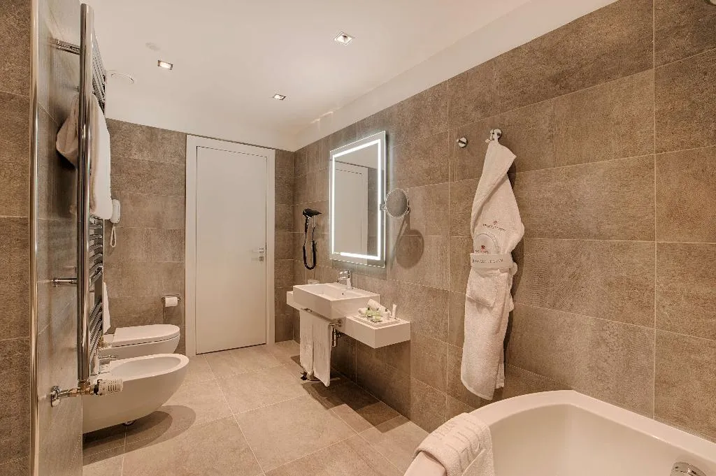FAMILY ROOM CAPACITY 5 Room, NH Collection Roma Palazzo Cinquecento, Rome