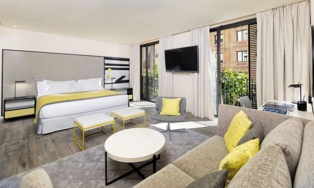 JUNIOR SUITE WITH DOUBLE BED Room, H10 Art Gallery, Barcelona
