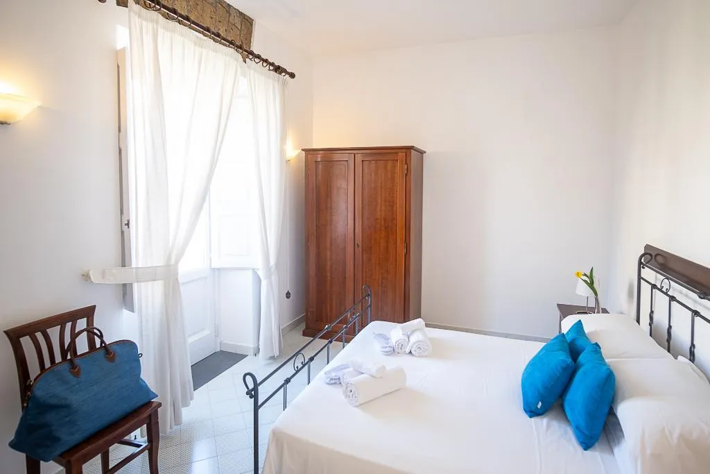 APARTMENT WITH TERRACE Room, Antico Palazzo Scala, Naples