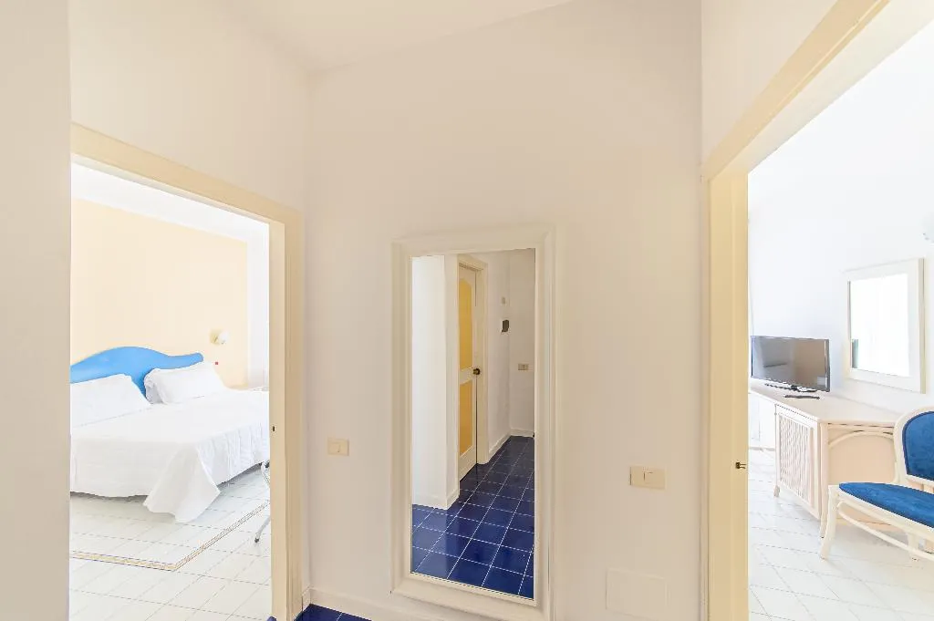 FAMILY ROOM SEA VIEW WITH TERRACE Room, Hotel Club Due Torri, Naples