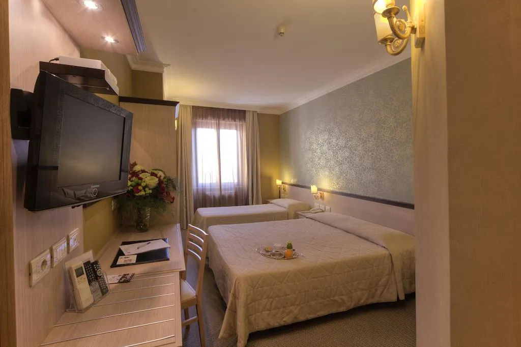 TRIPLE SUPERIOR Room, Galileo, Rome