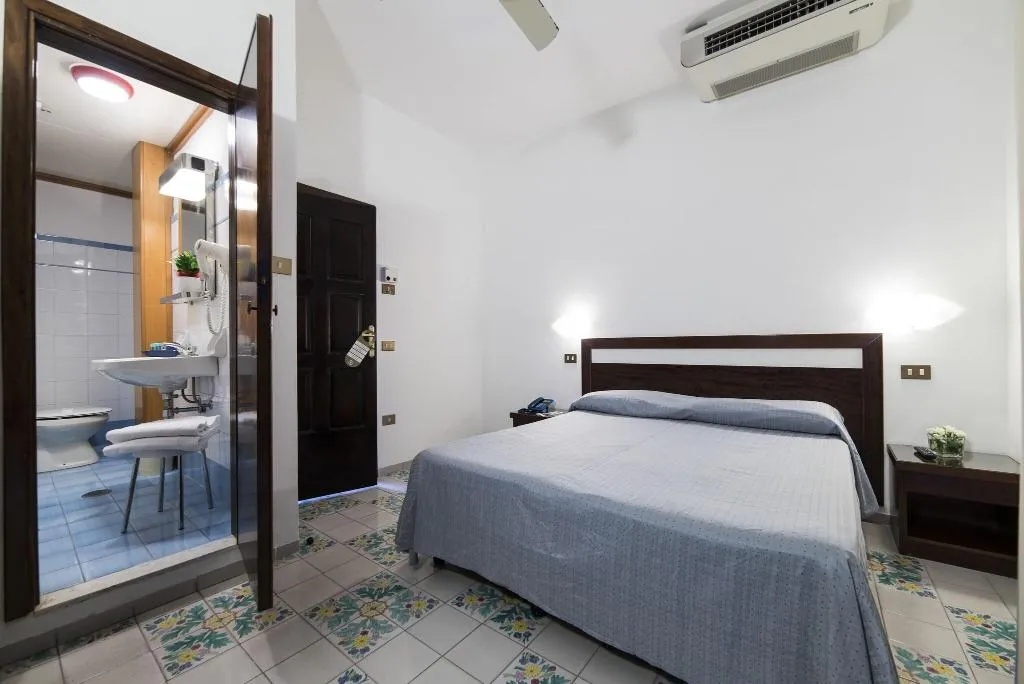 DOUBLE DELUXE SEA VIEW Room, Hotel Sole Splendid, Naples