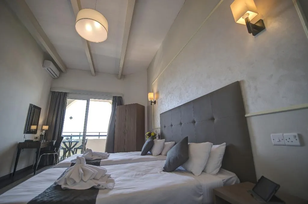 TWIN SEA VIEW Room, Europa Hotel Malta, Malta