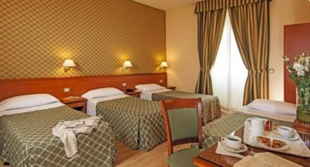 FAMILY ROOM STANDARD Room, Hotel Colosseum, Rome