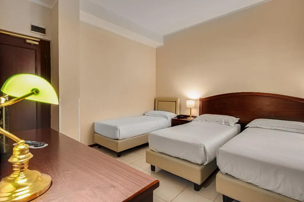 QUADRUPLE ECONOMY Room, Hotel Mediterraneo, Rome