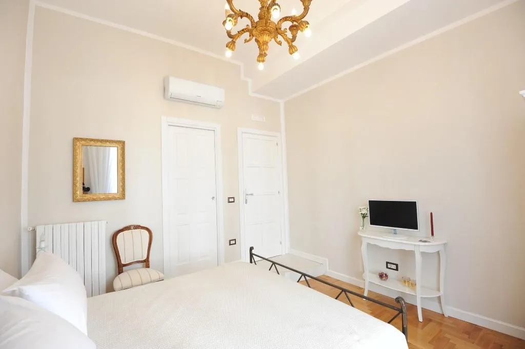 Room, Residenza Borbonica, Naples