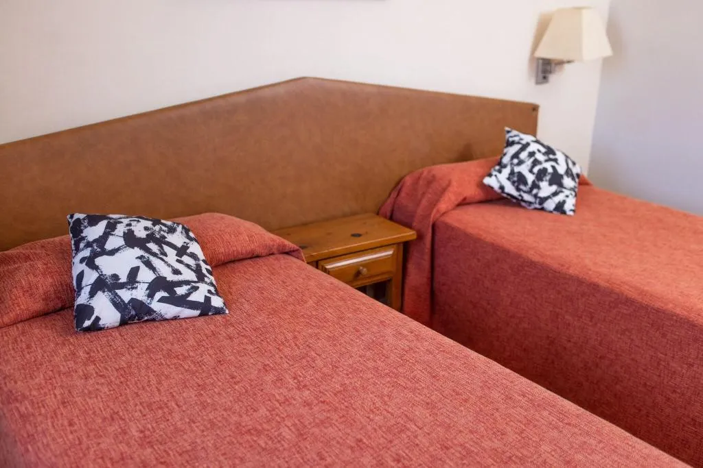 Room, Tropik, Costa Brava