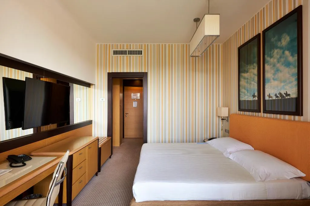 JUNIOR SUITE STANDARD Room, Unahotels Varese, Milan