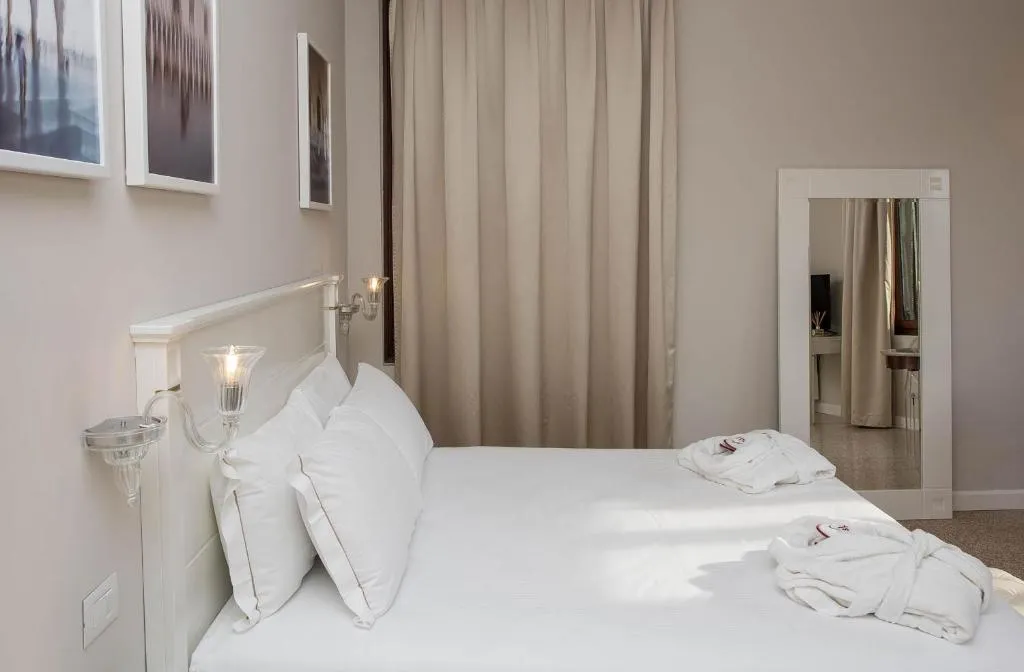 Room, Sonder Salute Palace, Venice