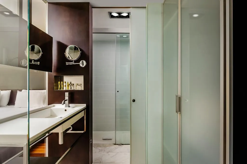Room, Ikonik Angli, Barcelona