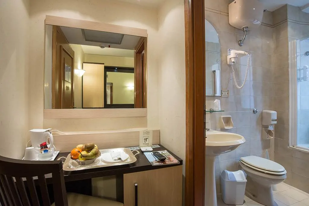 TRIPLE STANDARD Room, Tritone, Rome