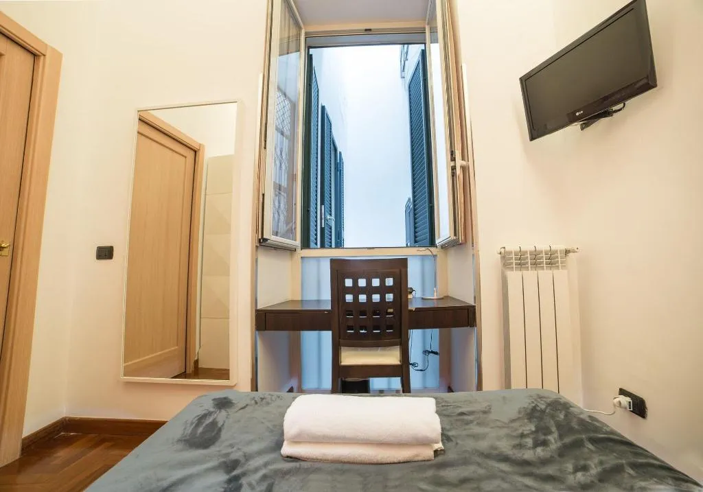 Room, Bed & Breakfast Chiaia 32, Naples