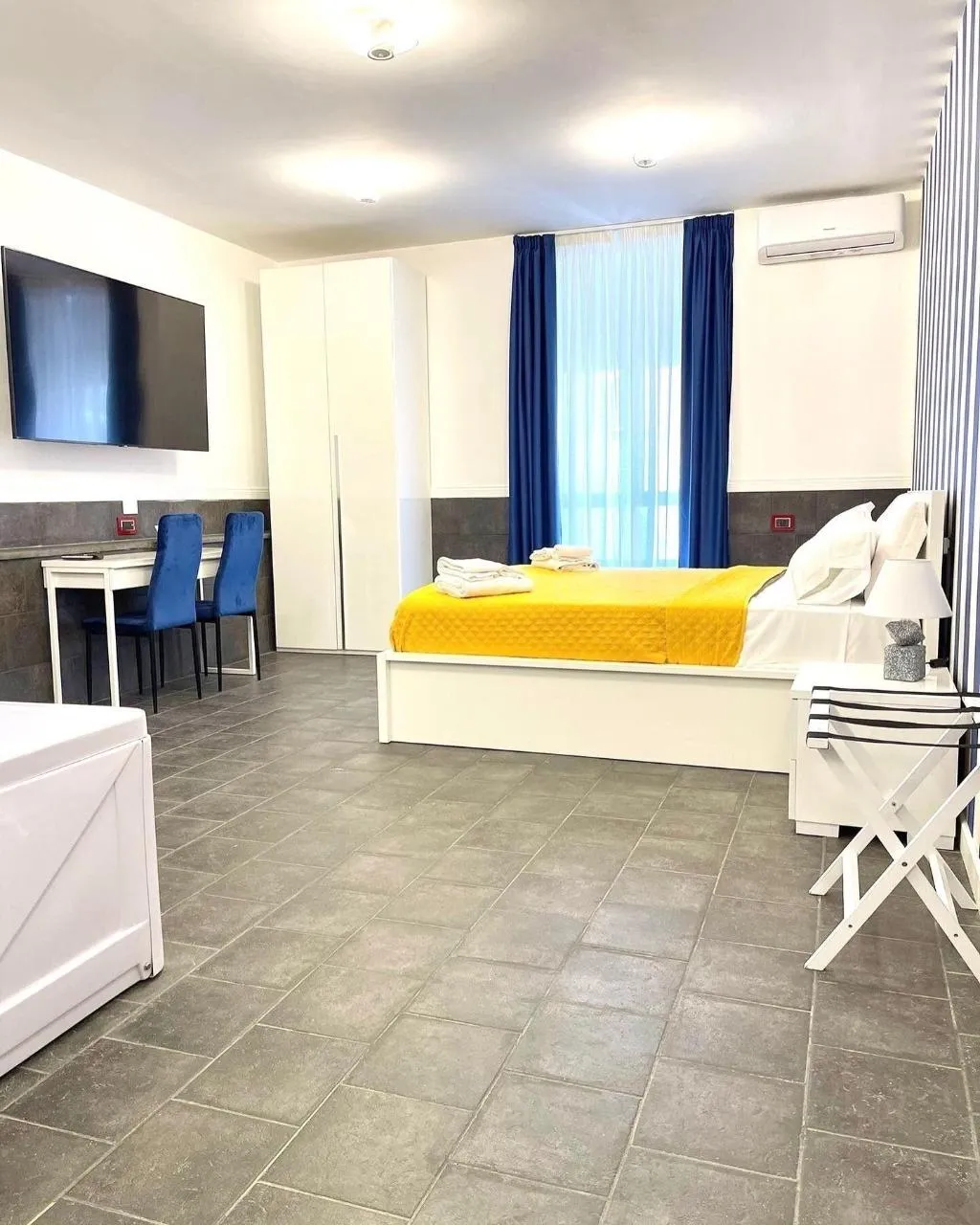 Room, Yacht Club Angioino, Naples