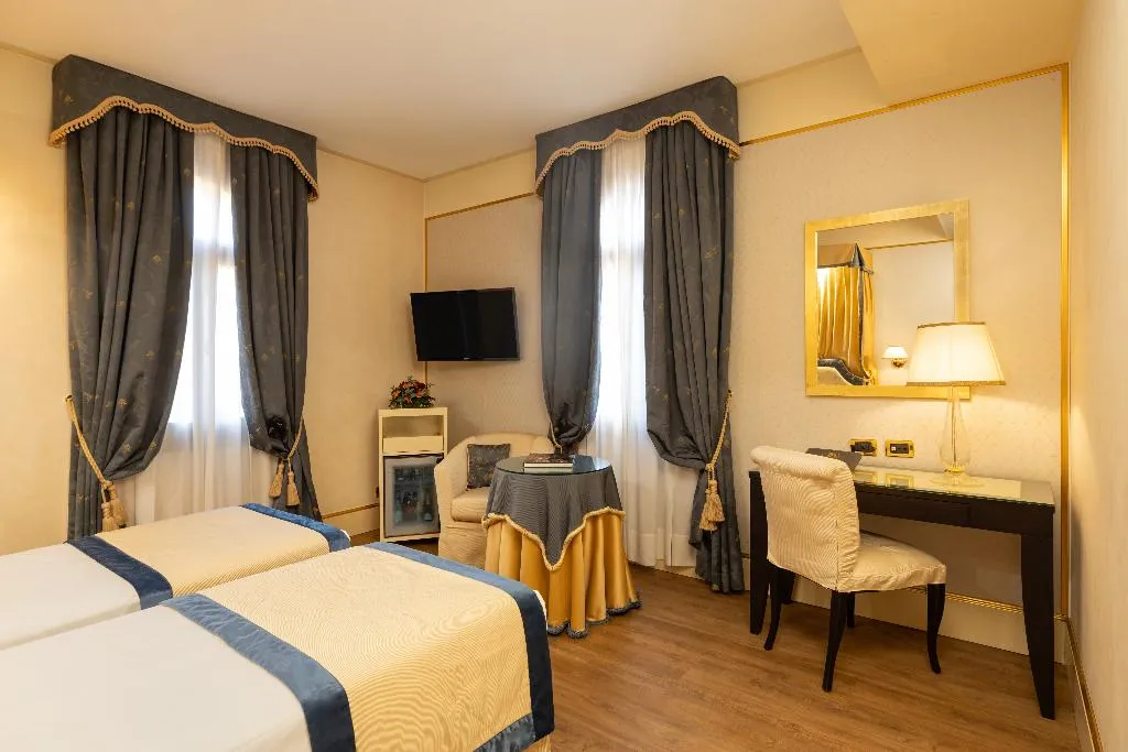 DOUBLE DELUXE Room, A La Commedia, Venice