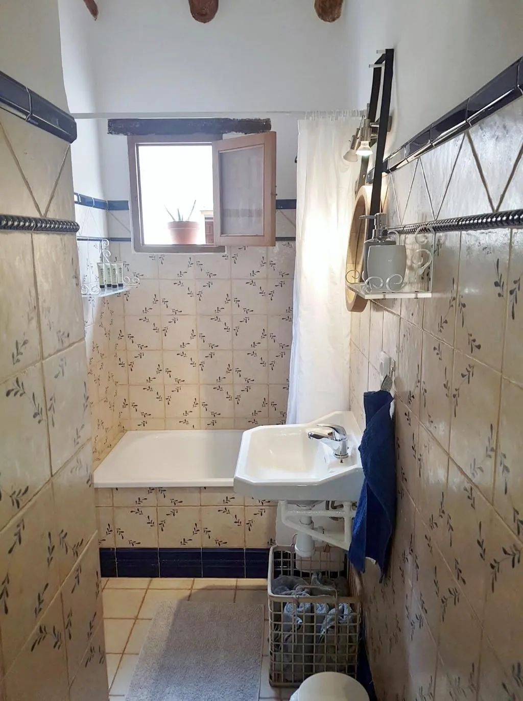 Room, Benali, Valencia