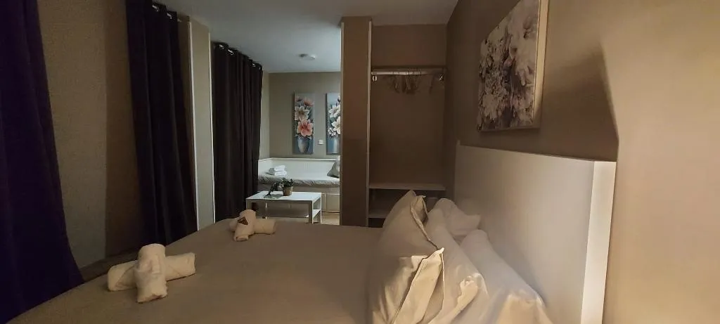 QUADRUPLE ONE BEDROOM ONE BATHROOM Room, El Palacete De La Almudayna, Madrid