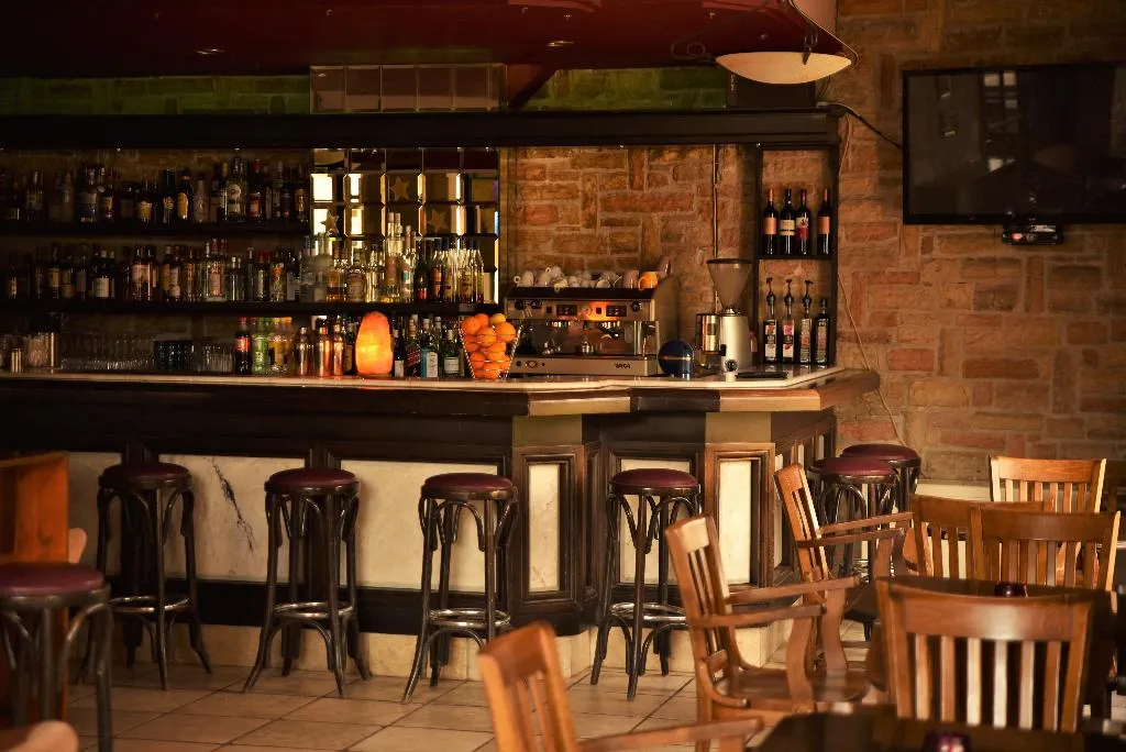Bar, Mont Helmos, Athens