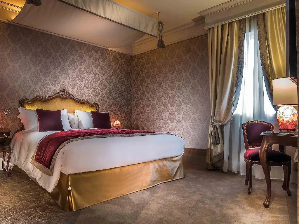 TRIPLE DELUXE CANAL VIEW Room, Papadopoli Hotel Venezia - MGallery Collection, Venice