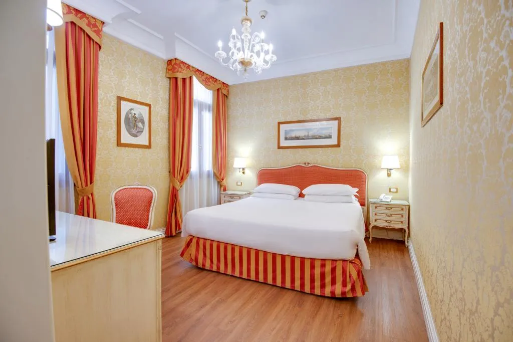 Double or Twin SUPERIOR Room, Antiche Figure, Venice