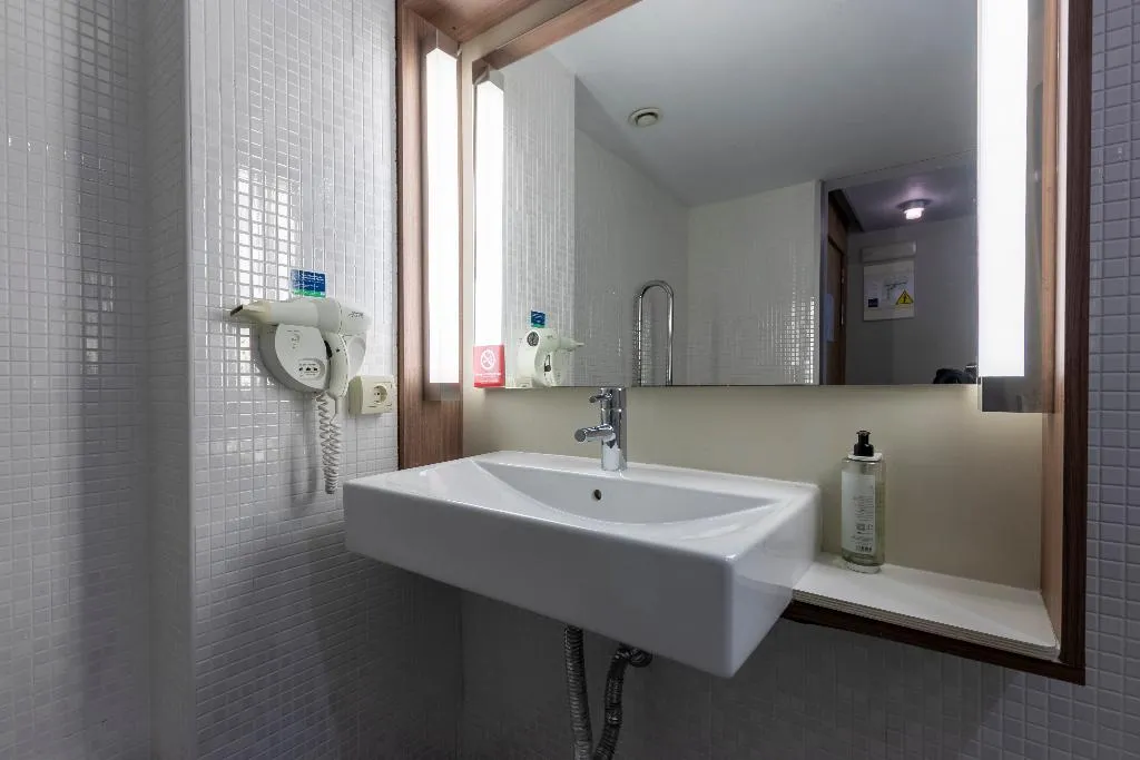 DOUBLE Accessible Room, Travelodge Malaga Aeropuerto, Costa Del Sol