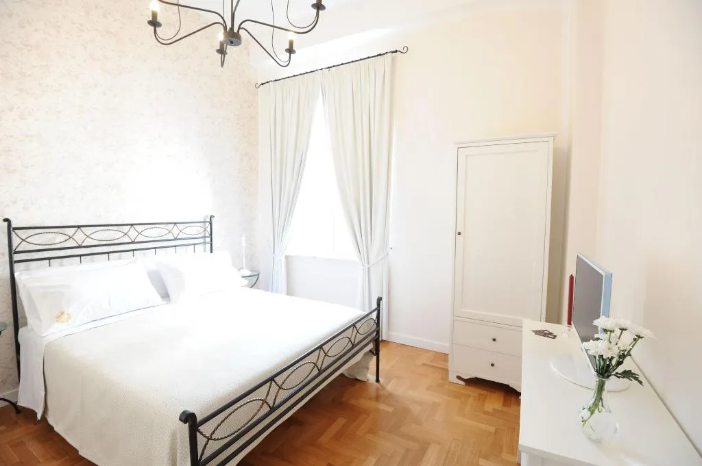 Room, Residenza Borbonica, Naples