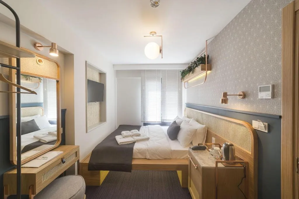 Room, Viva La Vita, Izmir