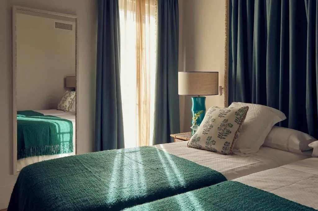 Room, Cristine Bedfor, Menorca