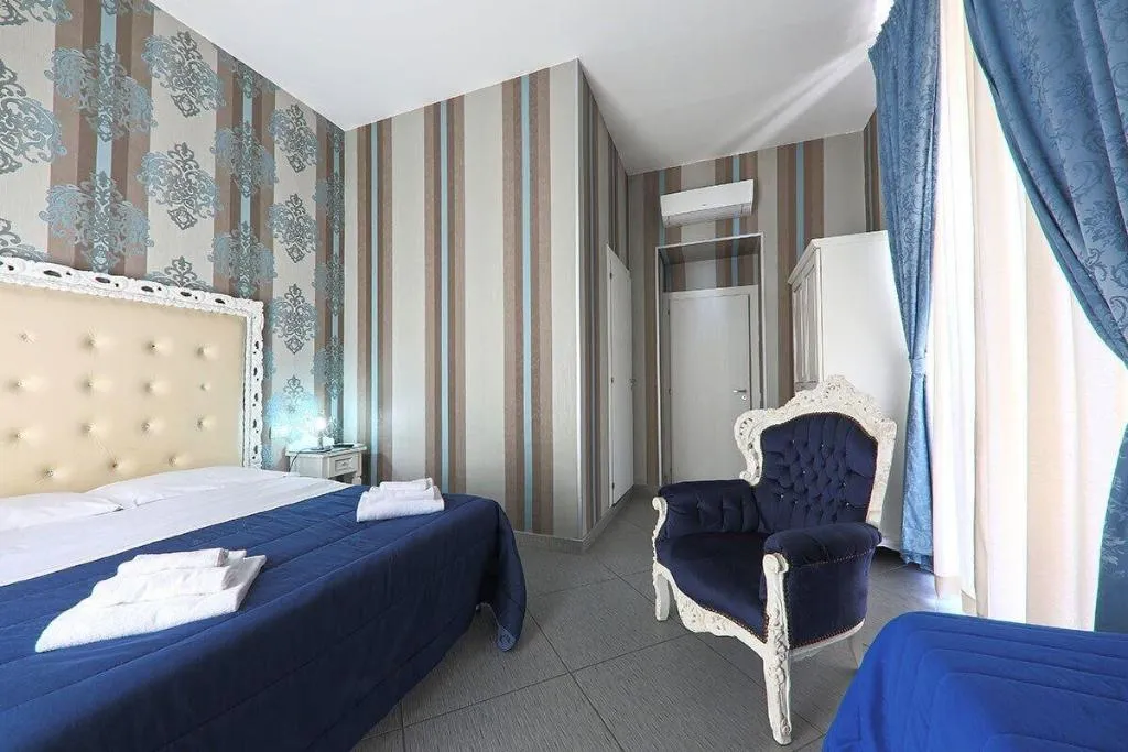 Room, New Sayonara, Naples