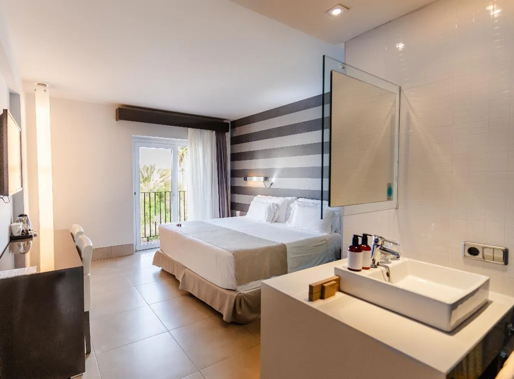 Double or Twin SUPERIOR SIDE SEA VIEW Room, Barceló Hamilton Menorca -Adults Only, Menorca